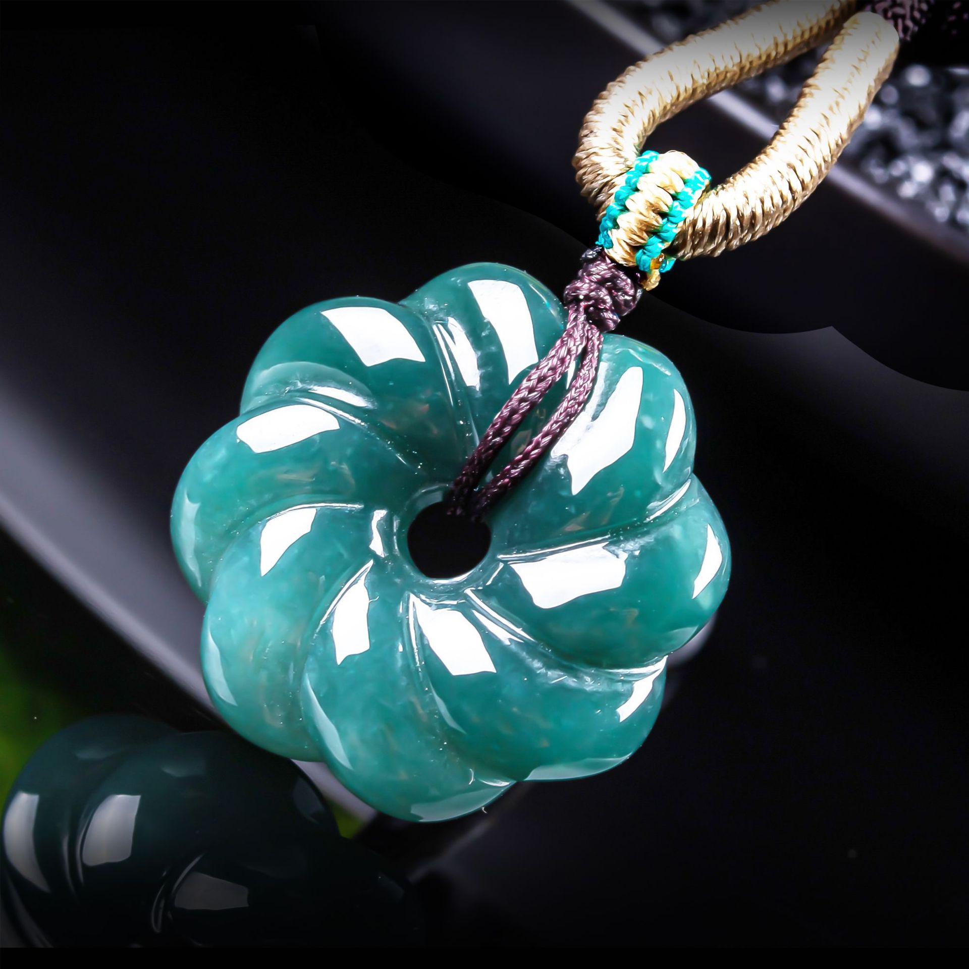 Women Accessories Trending - قلادة زهرة من اليشم البورمي الطبيعي،
