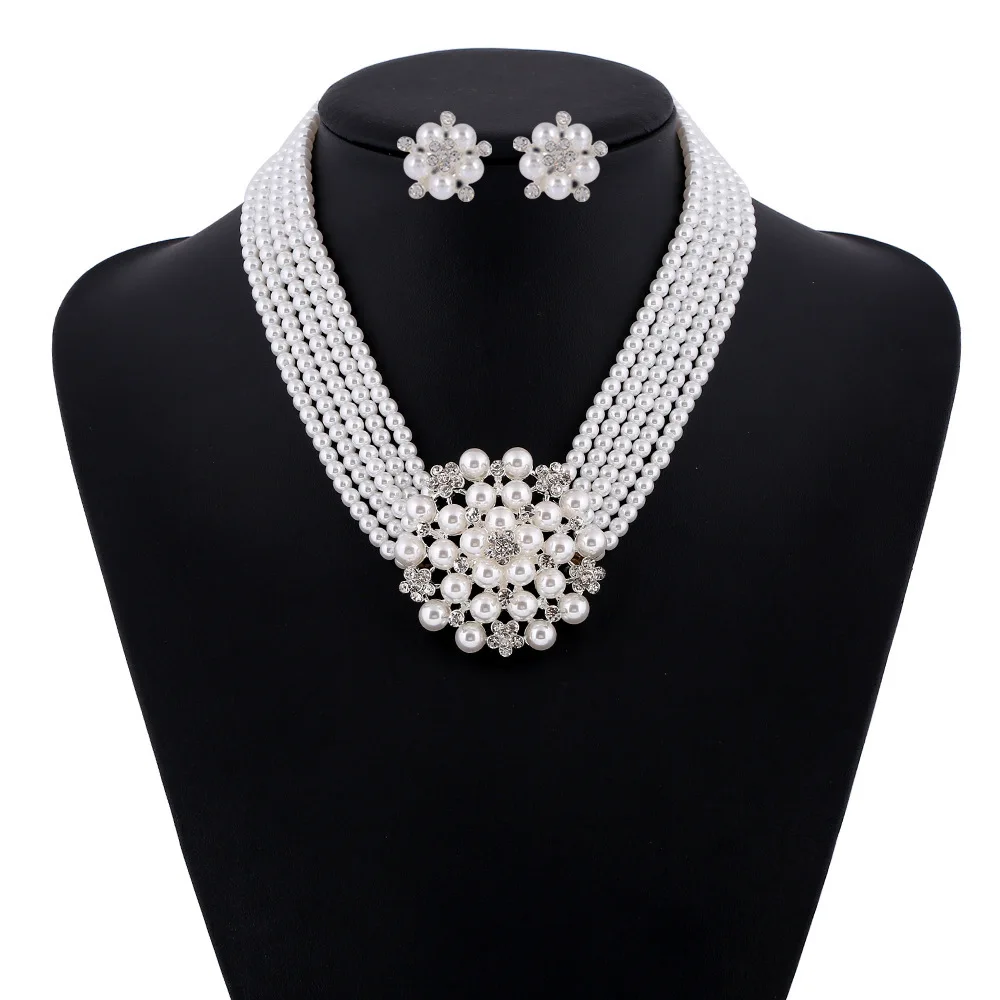 Women'S Accessories In The 1950S - أودري بيرن قلادة اللؤلؤ والإسورة ،