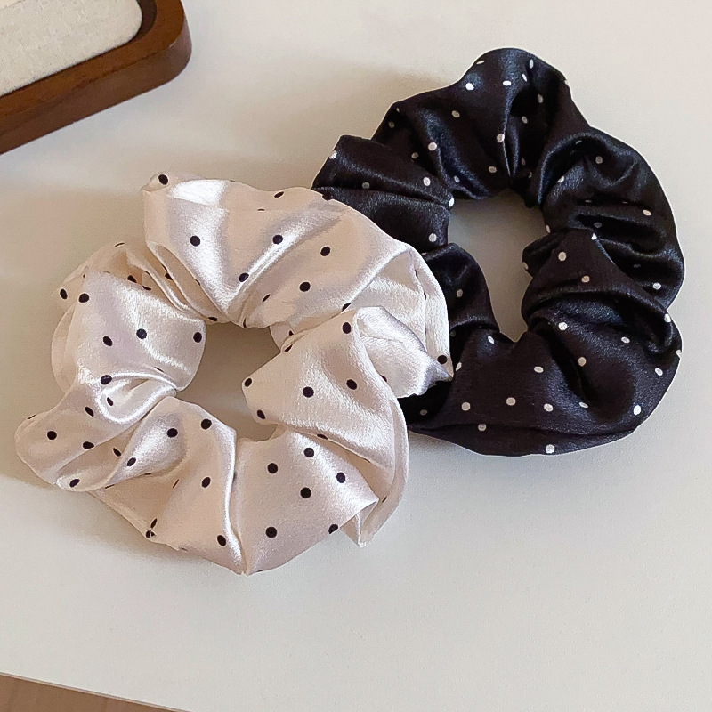Scrunchie Satin Set - 1/2 قطعة ربطات شعر سوداء بيضاء